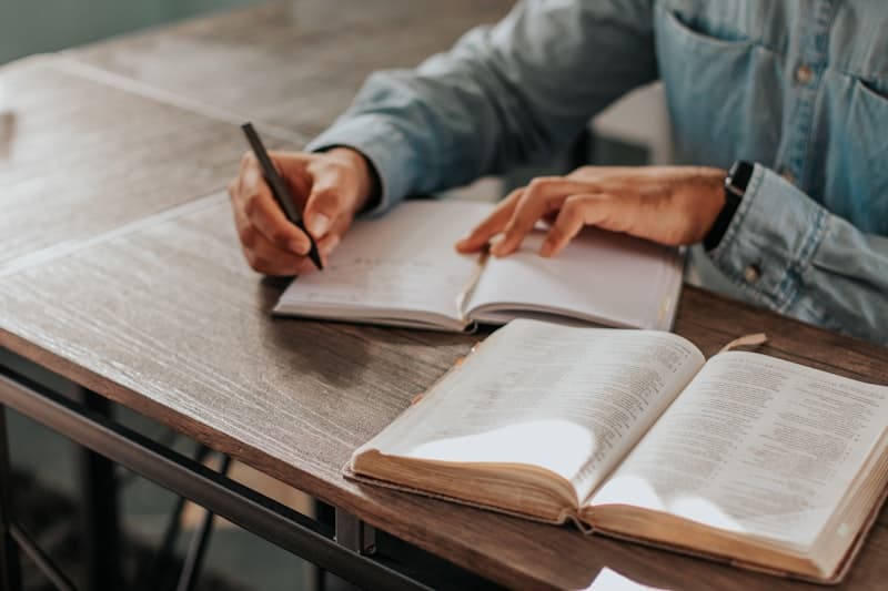 Strategi Reading TOEFL: Skor Tinggi Tanpa Membaca Semua Teks